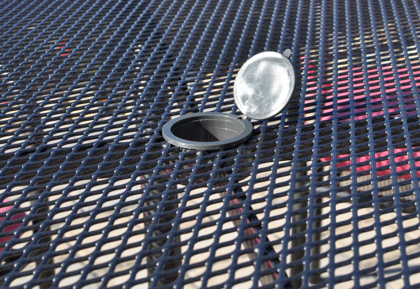 Kettler 36 英寸方形网眼餐桌带伞孔