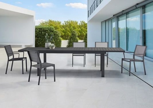 Outdoor extendable dining table